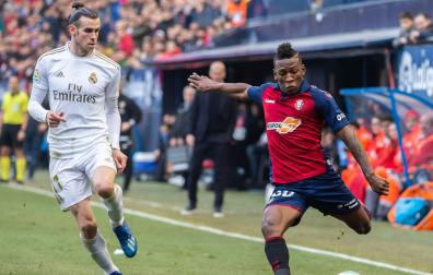 Gareth Bale ante Pervis Estupiñán en El Sadar en el año 2020