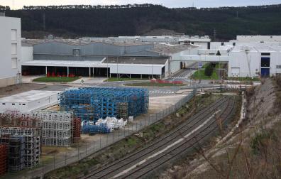 Vista lateral de la nave de montaje de Volkswagen Navarra. A la derecha, la nave de logística