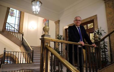 Enrique Maya posa en la escalinata del Ayuntamiento de Pamplona, su ‘casa’ durante los últimos 12 años y que ahora dejará por un futuro que podría volver a llevarle a su puesto de arquitecto municipal.