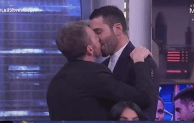 Pablo Motos y Miguel Ángel Silvestre repitieron beso este martes en 'El Hormiguero'
