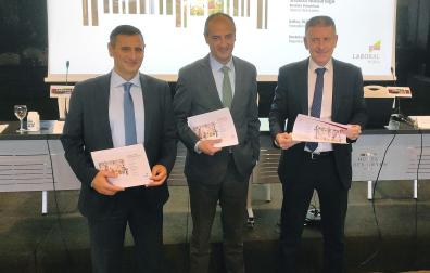De izquierda a derecha: Javier Cortajarena, director territorial de Laboral Kutxa en Navarra; Ibon Urgoiti, director de Desarrollo de Negocio, y Joseba Madariaga, director del departamento de Estudios
