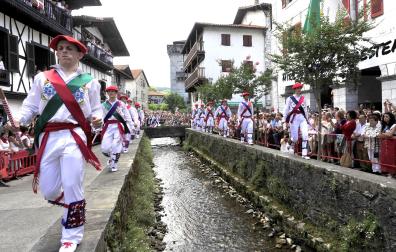 La 'Zubigainekoa', bailada en el día grande de fiestas de Lesaka