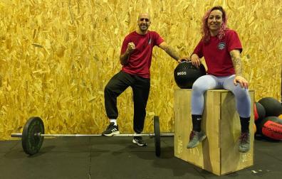 Ion Rodríguez y Nahia Valencia en las instalaciones del Fitbox Barañáin.