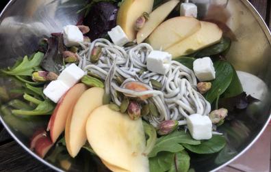 Las gulas en ensalada es una de las formas top de tomarlas.