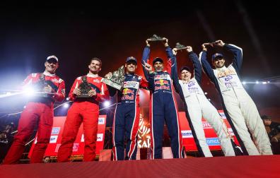 Podio del Rally Dakar 2023 de coches con el vencedor, Al-Attiyah, en el centro junto a su copiloto Mathieu Baumel.