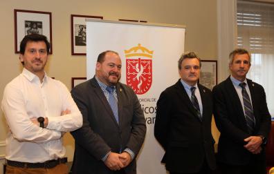 Miembros de la junta del Colegio de Médicos durante la presentación del estudio. De izquierda a derecha: Carlos Beaumont (vicesecretario), Julio Duart (secretario), Rafael Teijeira (presidente) y Tomás Rubio (vicepresidente).