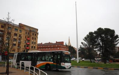 El mástil de 30 metros de altura, desnudo ayer. La izada se pospone a la semana próxima