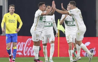 Los jugadores del Elche celebran el tanto de Ezequiel Ponce que supuso el empate en el Nuevo Mirandilla.