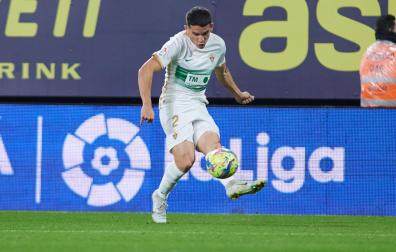 Lautaro Blanco golpea el esférico durante el choque del Elche y el Cádiz en el Nuevo Mirandilla.