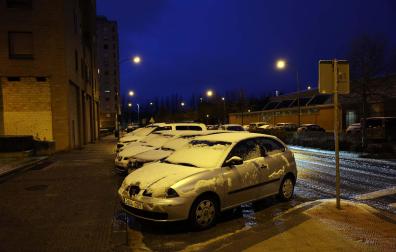 Imágenes de la nevada de este miércoles en el barrio pamplonés de Azpilagaña