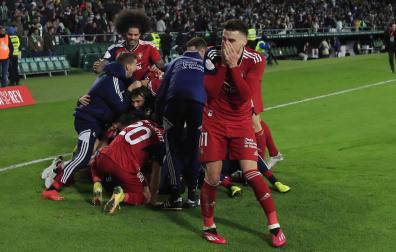 Kike Barja, uno de los destacados en el partido contra el Betis, emocionado en la celebración del triunfo