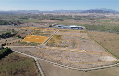 UN POLÍGONO VACÍO DESDE 2011. La nueva planta inaugurará el polígono que Nasuvinsa promovió en Cortes y que se finalizó en 2011. Fue una inversión de 5,1 millones de euros y dispone de 37 parcelas (34 de ellas a la venta) en una superficie total de 166.000 m2. Las dos vendidas a EnergyLOOP aparecen coloreadas en naranja y ocupan 15.652 m2. La empresa que se ve al fondo es Vitrometal y entre la fábrica y el polígono está la autovía A-68