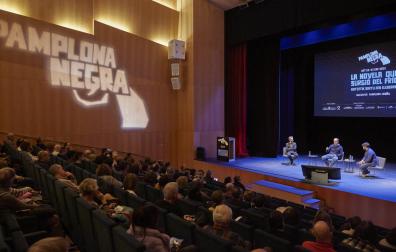 De izquierda a derecha: Jerónimo Andreu, Charles Cumming y Javier Lorente, ayer, en la mesa redonda que tuvo lugar en Pamplona Negra