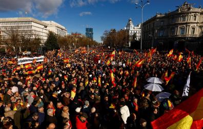 Miles de personas se manifiestan contra el Gobierno de Pedro Sánchez en Madrid
