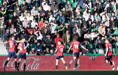 Los jugadores de Osasuna celebra el gol del Chimy ante el Elche