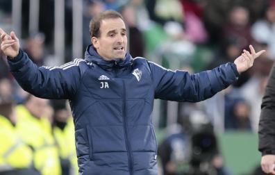 Jagoba Arrasate, entrenador de Osasuna, en el estadio Martínez Valero de Elche