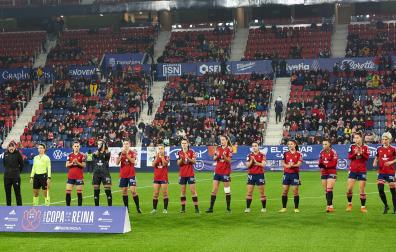 Las jugadoras de Osasuna posan antes del comienzo del partido de Copa de la Reina frente al Barcelona, el pasado 10 de enero en El Sadar.