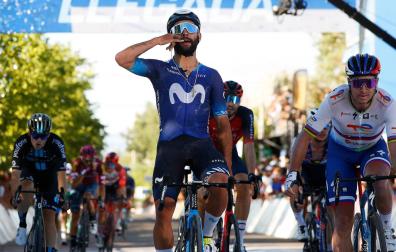 Fernando Gaviria celebra la primera victoria del Movistar