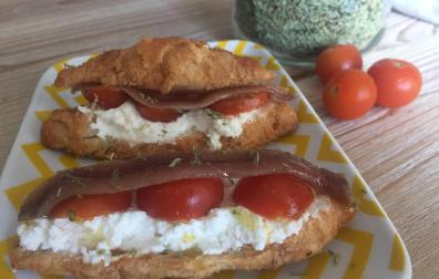 Un cruasán relleno salado y fresquito.