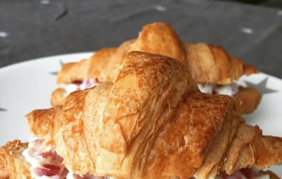 Cruasanes rellenos de jamón y alioli