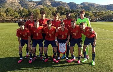 Asier Bonell, agachado con el número 9, en la formación de la selección española sub-15 de este martes, 31 de enero.