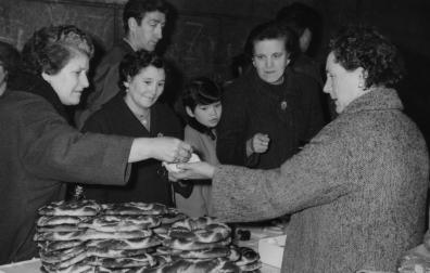 Una mujer paga los roscos en un puesto de San Blas el 3 de febrero de 1966, los precios oscilaban entre 10 y 30 pesetas