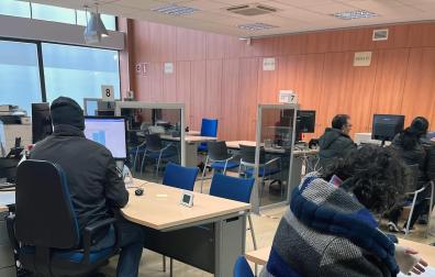 Los policías atienden al público con abrigos, gorros, bufandas y guantes para poder sobrellevar el frío extremo que impera en las instalaciones