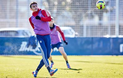 Budimir ensaya un disparo al finalizar el entrenamiento de este jueves 2 de febrero en Tajonar.