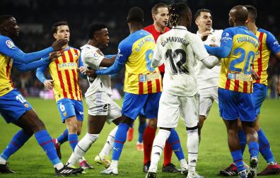 Una entrada de Paulista sobre Vinícius Jr. terminó en expulsión del central del Valencia y una tangana en el césped.