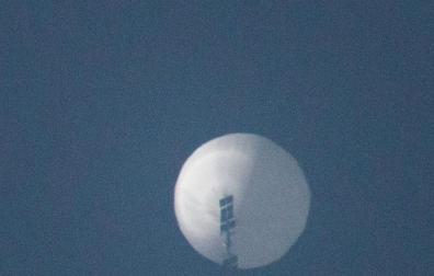 Un globo flota a gran altitud sobre el estado de Montana el miércoles.