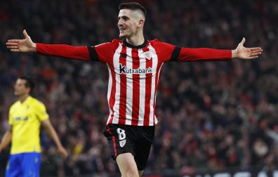 El navarro celebra uno de sus tres goles anotados al Cádiz.