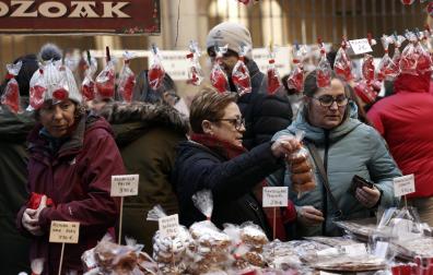 Imagen del mercadillo y procesión en honor a San Blas este viernes, 3 de febrero, en Pamplona.