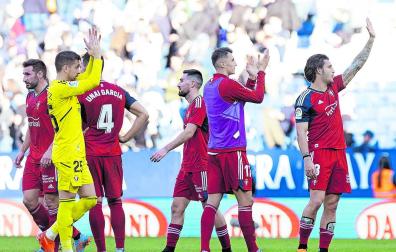 Moncayola, a la izquierda, al término del partido en el saludo a los aficionados