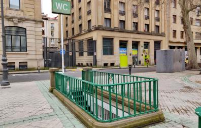 Imagen de los aseos públicos instalados en el paseo Sarasate