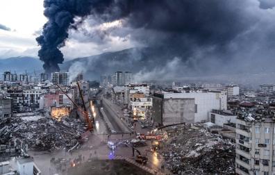 Sigue la búsqueda de supervivientes entre los escombros de los edifcios derrumbados por los fuertes terremotos del lunes en Turquía y Siria. /