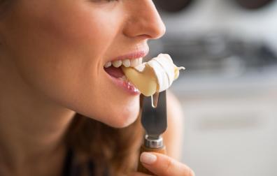 Una mujer come queso Camembert