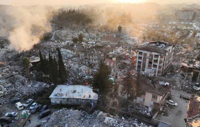 Sigue la búsqueda de supervivientes entre los escombros de los edifcios derrumbados por los fuertes terremotos del lunes en Turquía y Siria