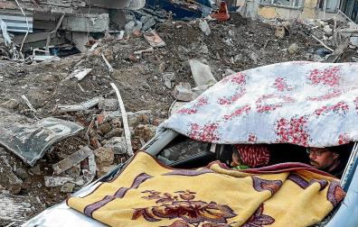 Una pareja ha hecho de su coche un refugio en la devastada ciudad de Hatay, en Turquía