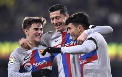 Gavi, Lewandowski y Pedri celebran el único gol del partido