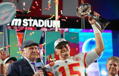 El quarterback de Kansas City Chiefs Patrick Mahomes sostiene el trofeo Vince Lombardi tras ganar la Super Bowl contra los Philadelphia Eagles