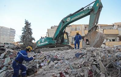 Una excavadora trabaja entre los escombros en la localidad turca de Kahramanmaras.