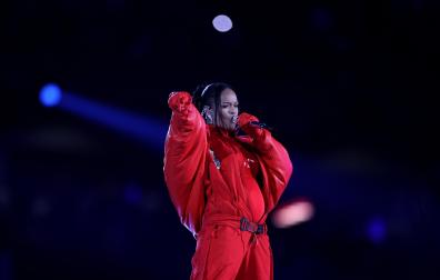 Rihanna actúa durante el descanso de la Super Bowl