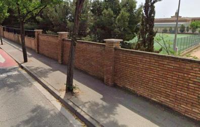 Muro de los campos de Jesuitas, en la calle Virgen de la Cabeza, contra el que chocó el conductor
