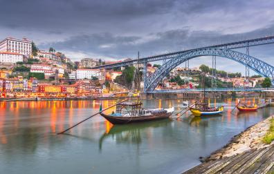 Vista espectacular de la preciosa Oporto en Portugal.