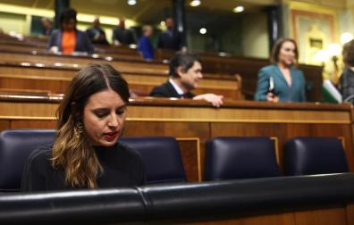 La ministra de Igualdad, Irene Montero, en su escaño antes del arranque de la sesión n el Congreso de este miércoles, 15 de febrero.