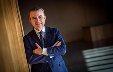El escritor Lorenzo Silva posa en el Museo Universidad de Navarra, tras recibir la Beca de Honor de la Facultad de Filosofía y Letras.