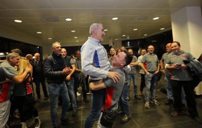 El cabeza de lista por UGT, Alfredo Morales, es levantado en brazos por un compañero de la sección sindical para celebrar el resultado