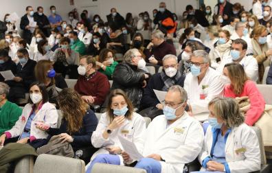 La asamblea de médicos del día 9 en el Hospital Universitario de Navarra llenó el salón de actos para conocer los avances de la huelga