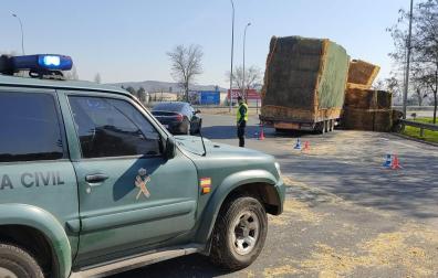El tráiler, con parte de la carga en el suelo