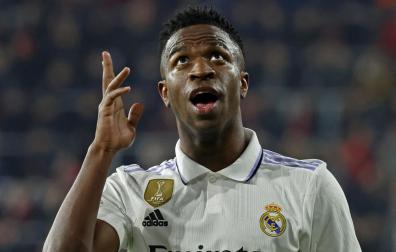 Vinicius se dirige a la grada de El Sadar en el partido Osasuna-Real Madrid